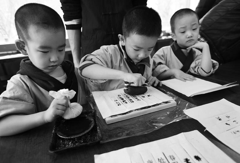 小學(xué)生體驗(yàn)排版印刷