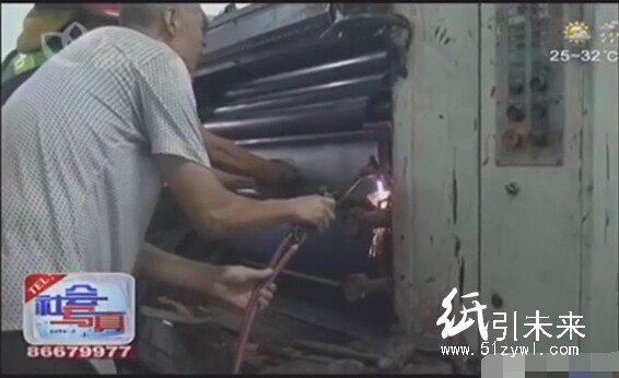 工人操作印刷機不當(dāng)