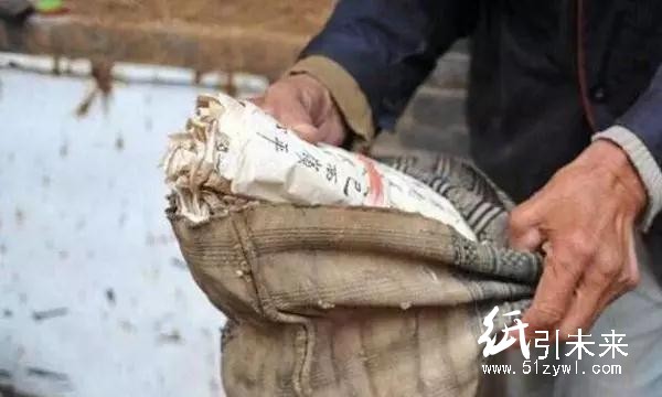 收廢品老人收回一堆廢紙，專家估價200萬!  紙引未來網(wǎng) 求購
